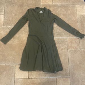 Short long sleeve green dress with chest cutout